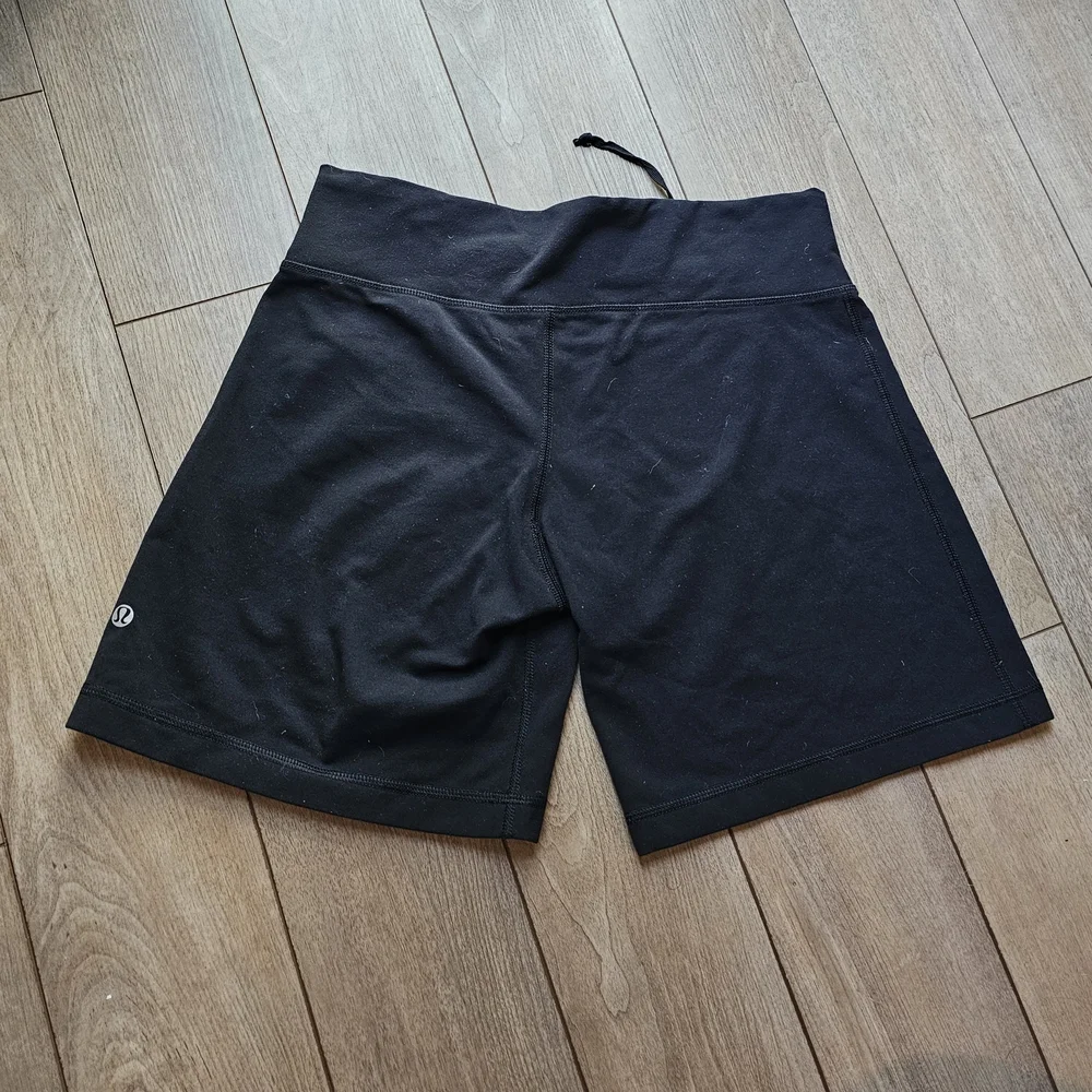 lululemon athletica Black Athletic Shorts - Picture 3 of 3